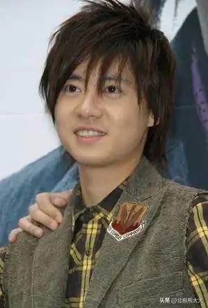 “10亿富婆”萧亚轩个人资料简介：见一个爱一个，男友越换越年轻