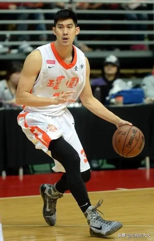 “10亿富婆”萧亚轩个人资料简介：见一个爱一个，男友越换越年轻