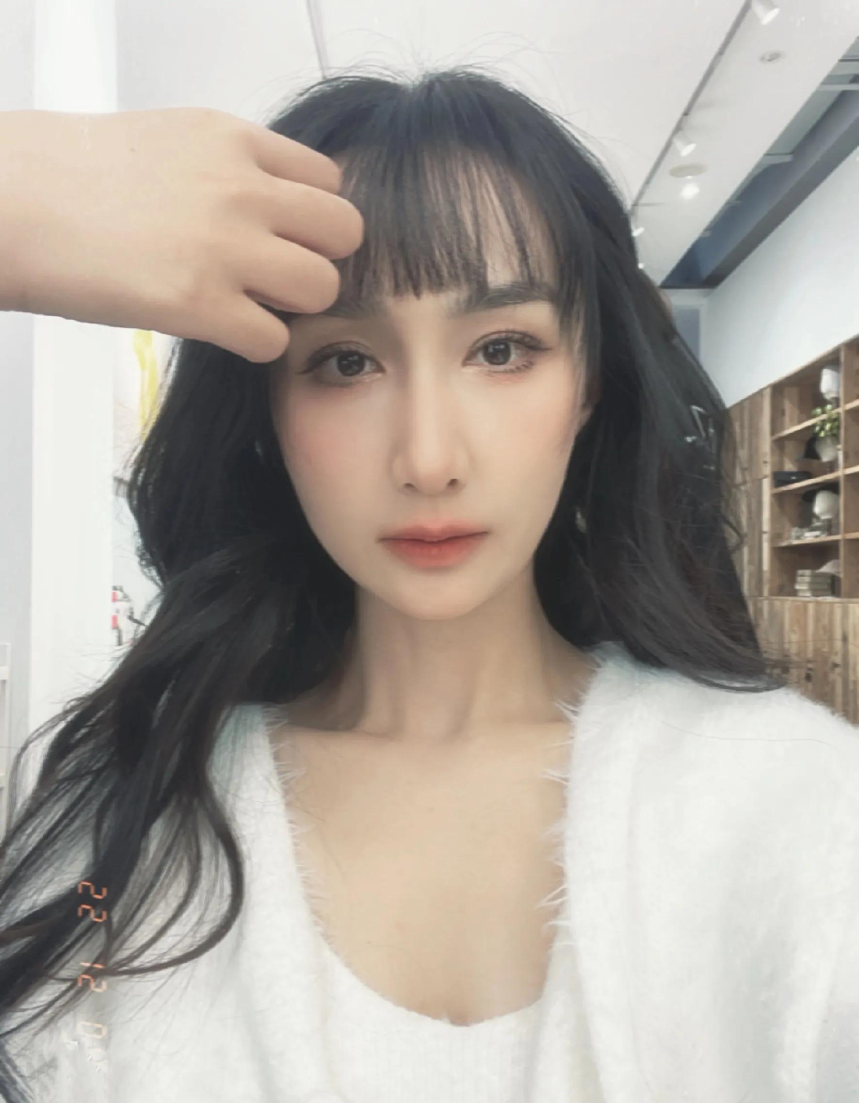 雷佳音携全家游三亚,穿花裤衩坐路边玩手机,妻子长相惊艳赛女星