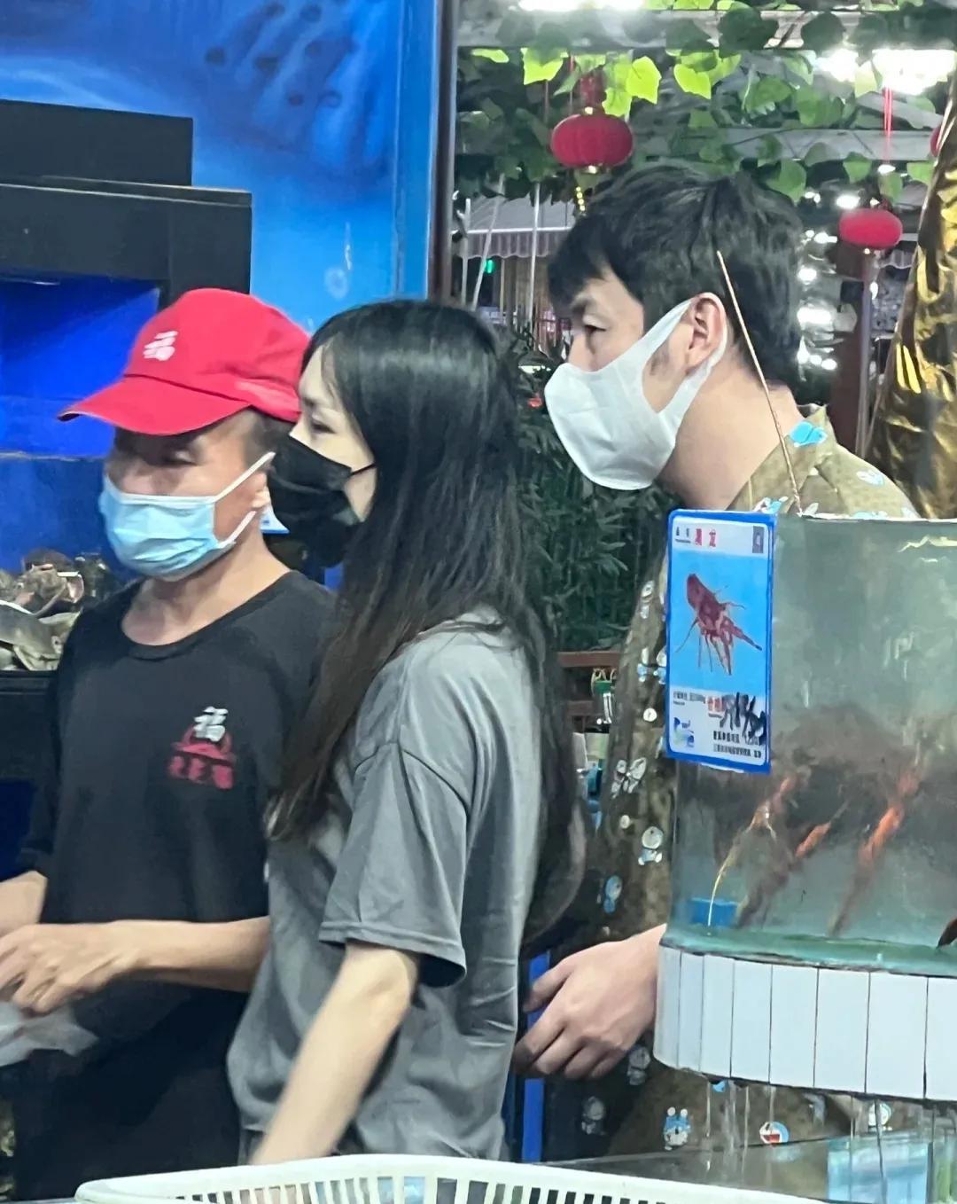 雷佳音携全家游三亚,穿花裤衩坐路边玩手机,妻子长相惊艳赛女星