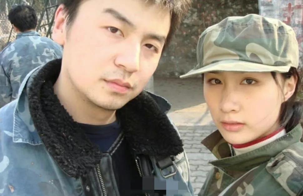 雷佳音携全家游三亚,穿花裤衩坐路边玩手机,妻子长相惊艳赛女星