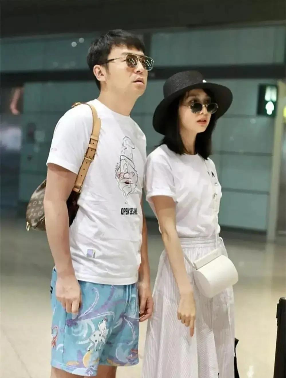 雷佳音携全家游三亚,穿花裤衩坐路边玩手机,妻子长相惊艳赛女星