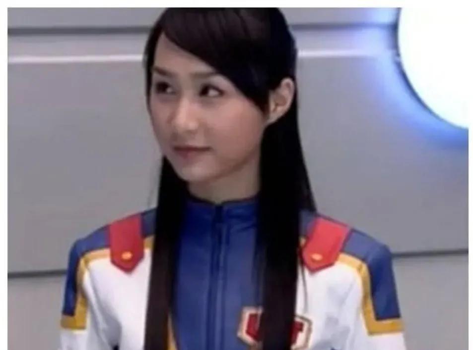 雷佳音携全家游三亚,穿花裤衩坐路边玩手机,妻子长相惊艳赛女星