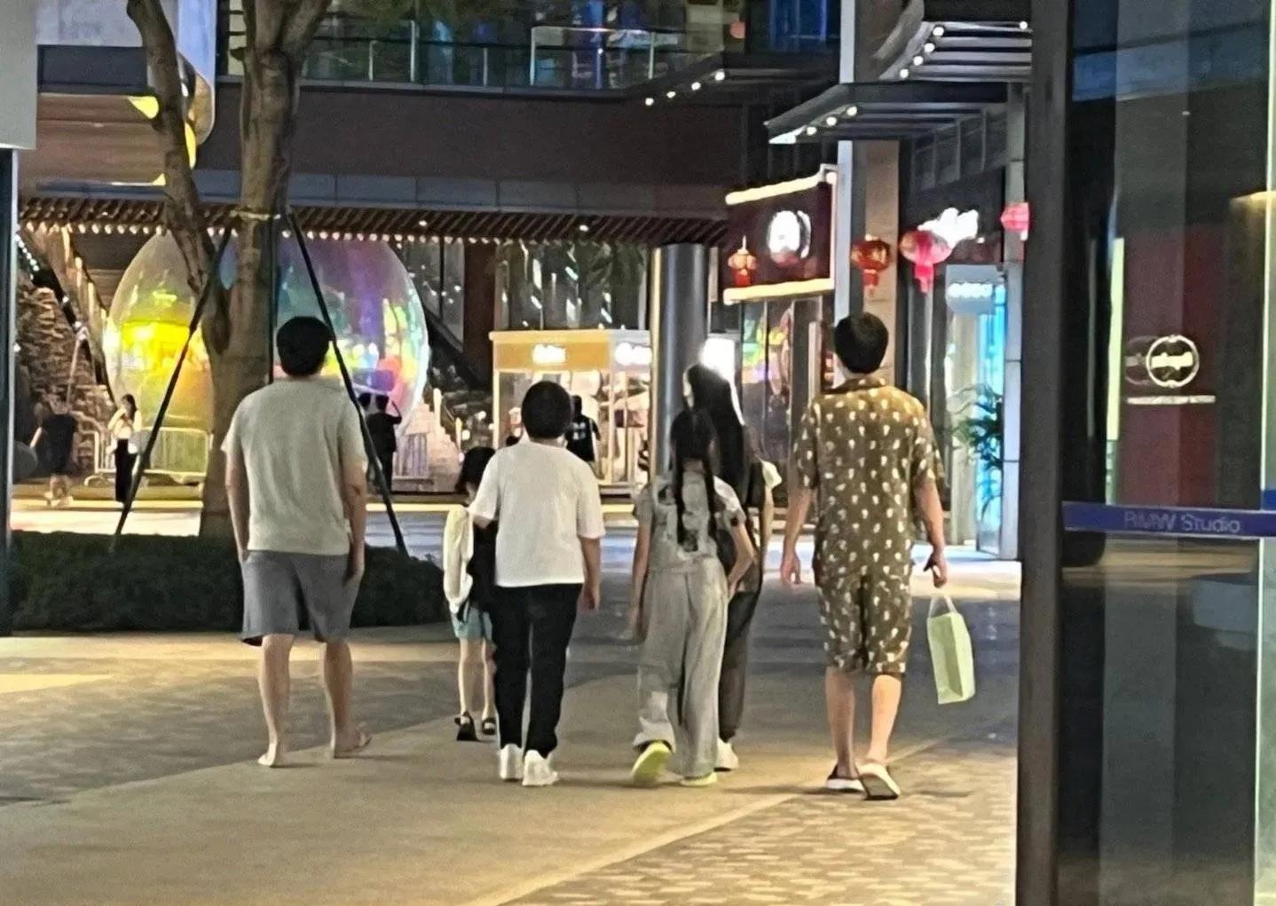 雷佳音携全家游三亚,穿花裤衩坐路边玩手机,妻子长相惊艳赛女星