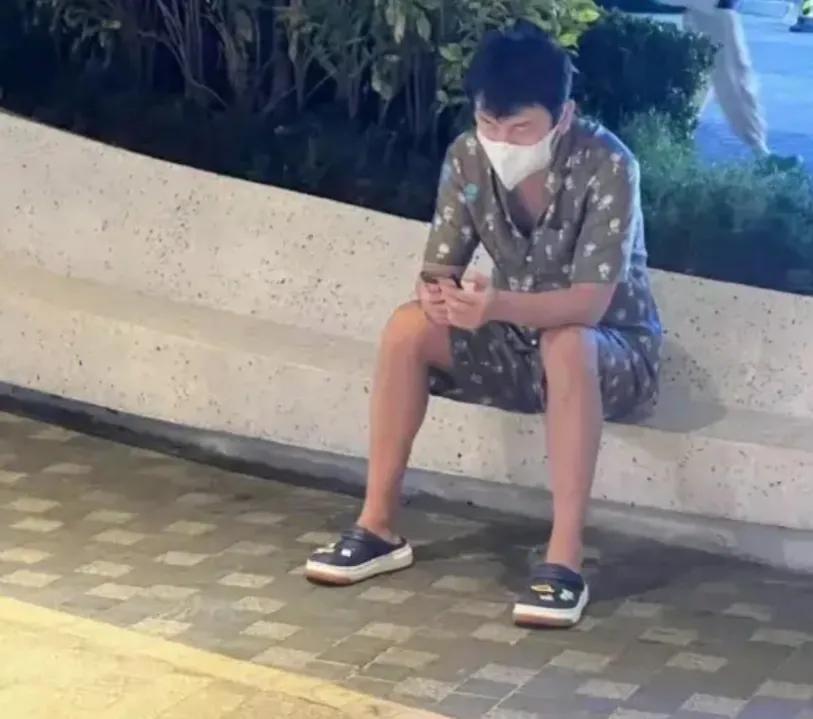 雷佳音携全家游三亚,穿花裤衩坐路边玩手机,妻子长相惊艳赛女星