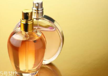 香水喷太多了怎么办？用湿毛巾擦拭