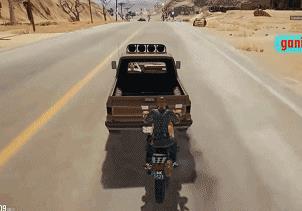 绝地求生：利用一辆摩托车，可触发车牌隐藏功能，卡飞天教程！