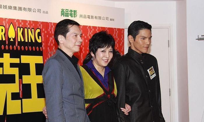 郭碧婷向佐恋情实锤? 网友曝光牵手甜蜜逛街, 向佐本人回应来了!