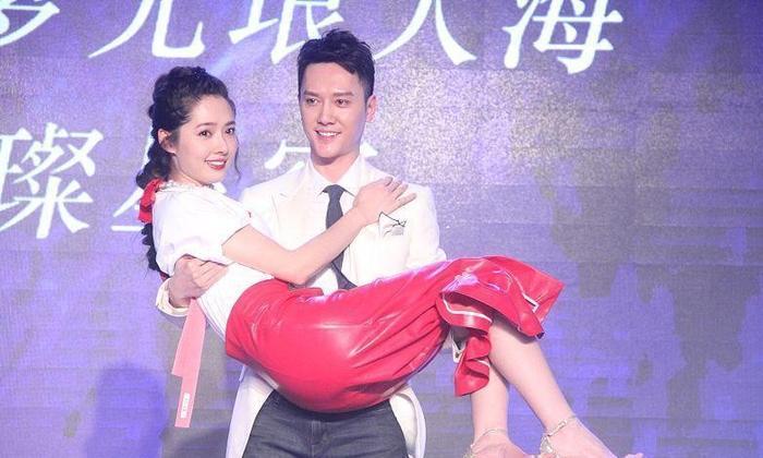 郭碧婷向佐恋情实锤? 网友曝光牵手甜蜜逛街, 向佐本人回应来了!