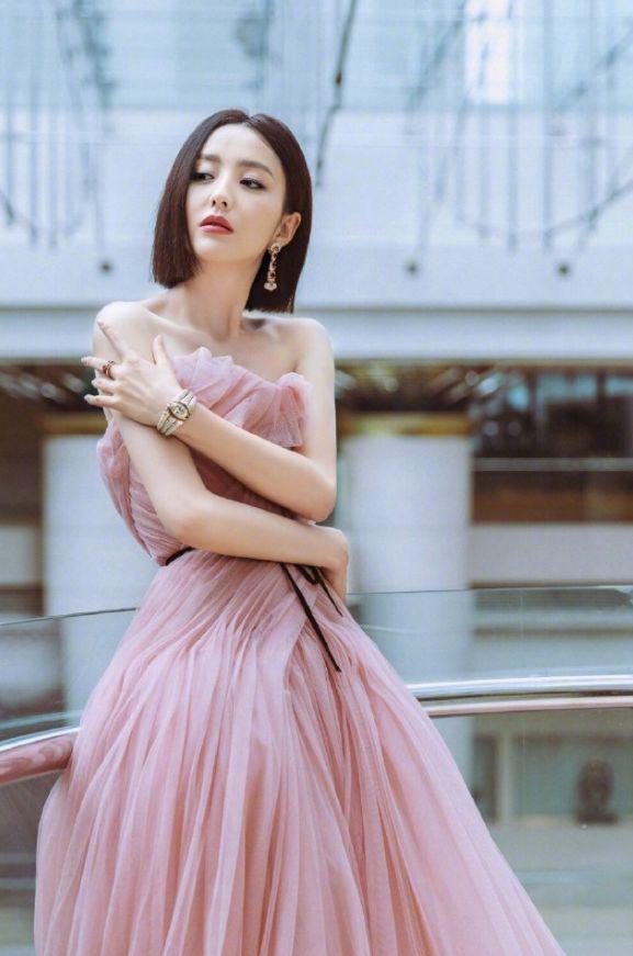 35岁的佟丽娅气质太好了！穿粉色纱裙亮相，一颦一笑都是女神范