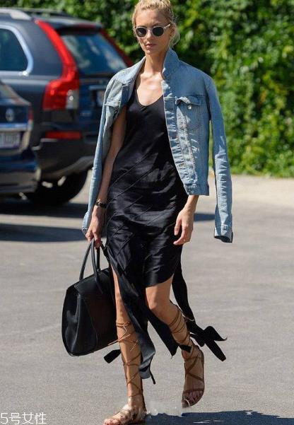 吊带连衣裙配什么鞋子?吊带连衣裙搭配鞋子图片 吊带连衣裙配什么鞋子?吊带连衣裙搭配鞋子图片