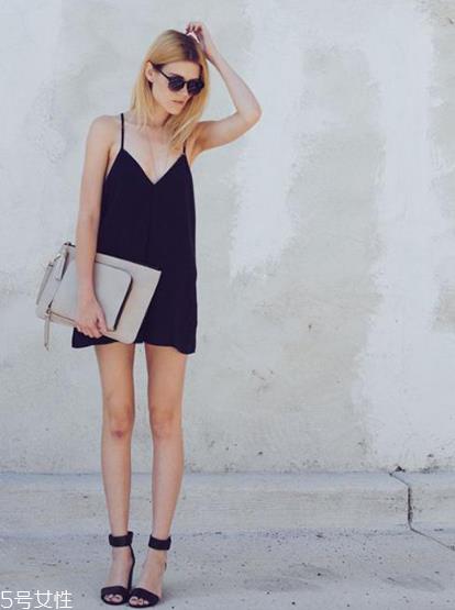 吊带连衣裙配什么鞋子?吊带连衣裙搭配鞋子图片 吊带连衣裙配什么鞋子?吊带连衣裙搭配鞋子图片