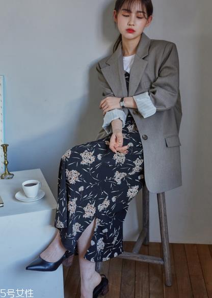 吊带连衣裙配什么鞋子?吊带连衣裙搭配鞋子图片 吊带连衣裙配什么鞋子?吊带连衣裙搭配鞋子图片