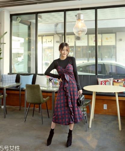 吊带连衣裙配什么鞋子?吊带连衣裙搭配鞋子图片 吊带连衣裙配什么鞋子?吊带连衣裙搭配鞋子图片