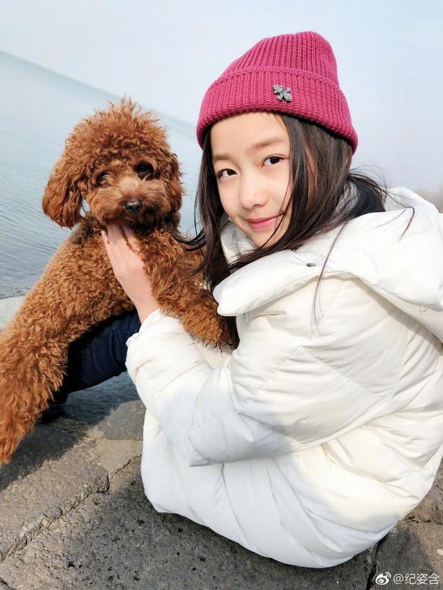 赵薇女儿自拍晒出，回眸一笑仿佛回到20年前，网友：年轻版赵薇