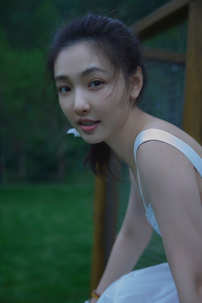 吴倩白色长裙扎马尾 清纯女大超甜美