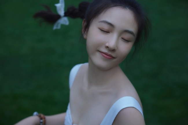 吴倩白色长裙扎马尾 清纯女大超甜美