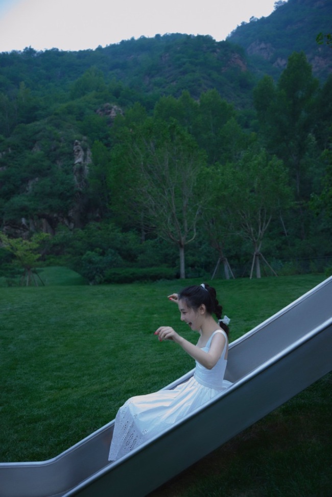 吴倩白色长裙扎马尾 清纯女大超甜美