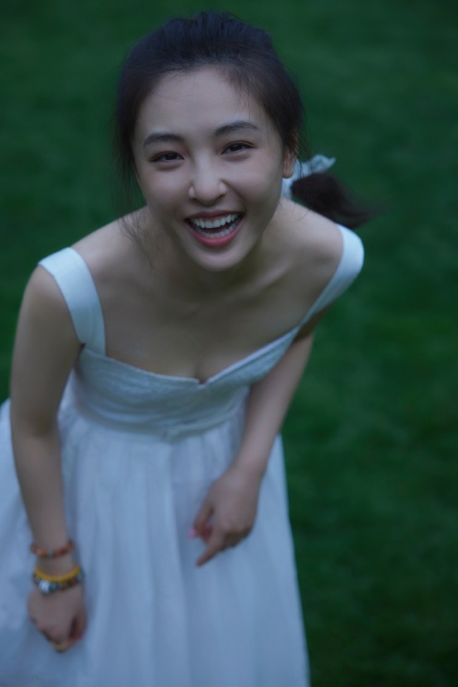 吴倩白色长裙扎马尾 清纯女大超甜美