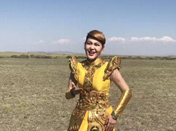 演艺圈的乌兰图雅近照曝光,网友,看上去她的笑容十分迷人