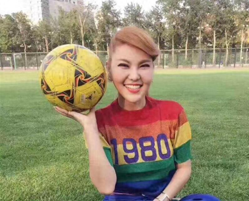 演艺圈的乌兰图雅近照曝光,网友,看上去她的笑容十分迷人