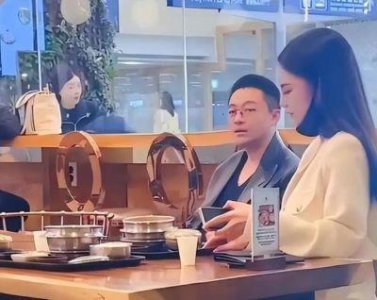 ​张兰与儿子儿媳同住，家庭氛围和睦；然而黄春梅却感到孤独，女儿女婿似乎并不