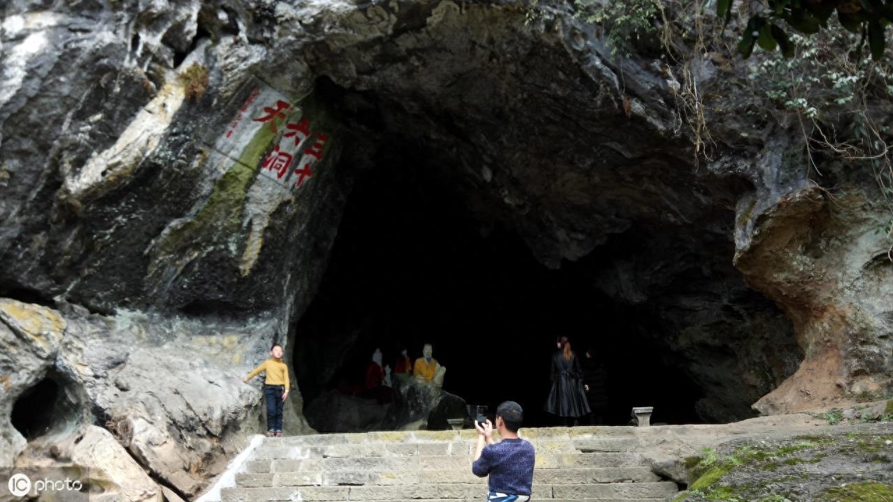 双龙洞是金华市的著名景区，是一个绝佳的避暑圣地