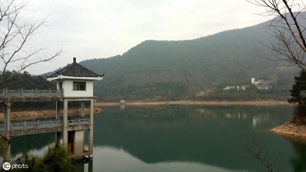 双龙洞是金华市的著名景区，是一个绝佳的避暑圣地