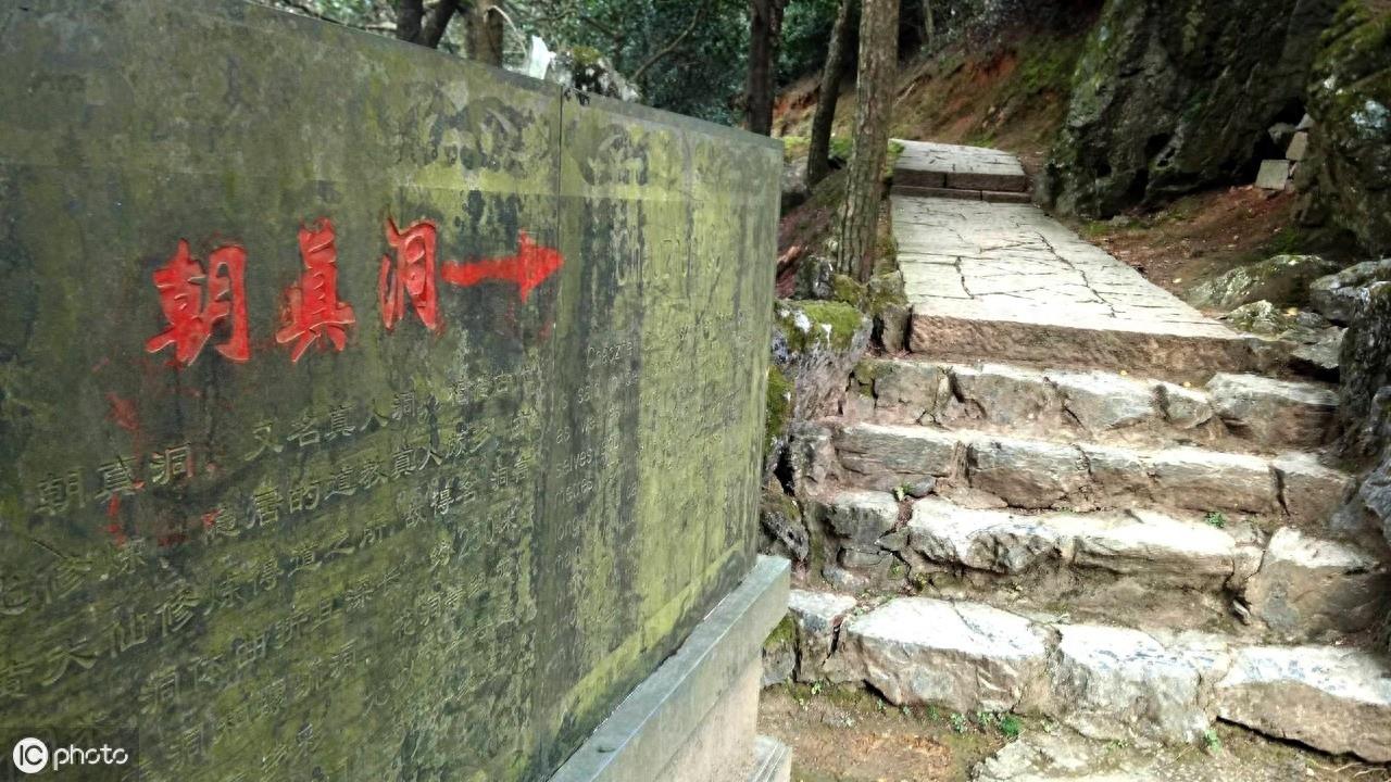 双龙洞是金华市的著名景区，是一个绝佳的避暑圣地