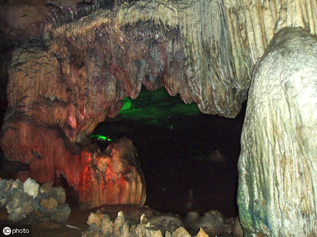 双龙洞是金华市的著名景区，是一个绝佳的避暑圣地