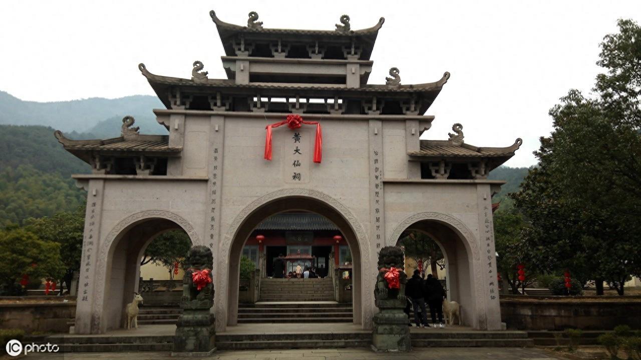 双龙洞是金华市的著名景区，是一个绝佳的避暑圣地