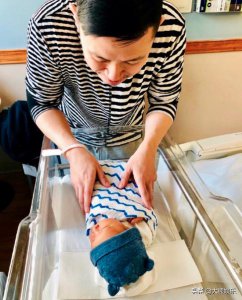 ​欧阳靖长文宣布二胎得子 晒宝宝萌照透露姓名