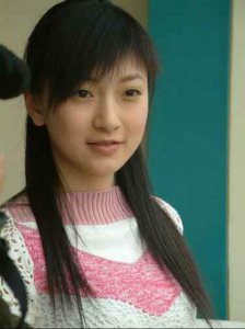 ​赵本山称她小周迅，《乡村爱情》演李秋歌，近照短发瘦得认不出！