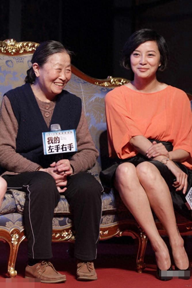 国民妈妈张少华与她的女儿苏岩,两人戏里戏外都是母女