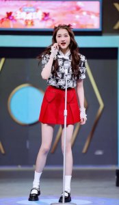 ​168的迪丽热巴撞上173的关晓彤，两人同框，不是腿长就能赢