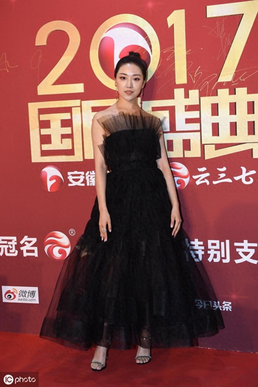 菅纫姿饰演的“罗伊人”是胡歌剧中的女友,剧外的她却不被提及