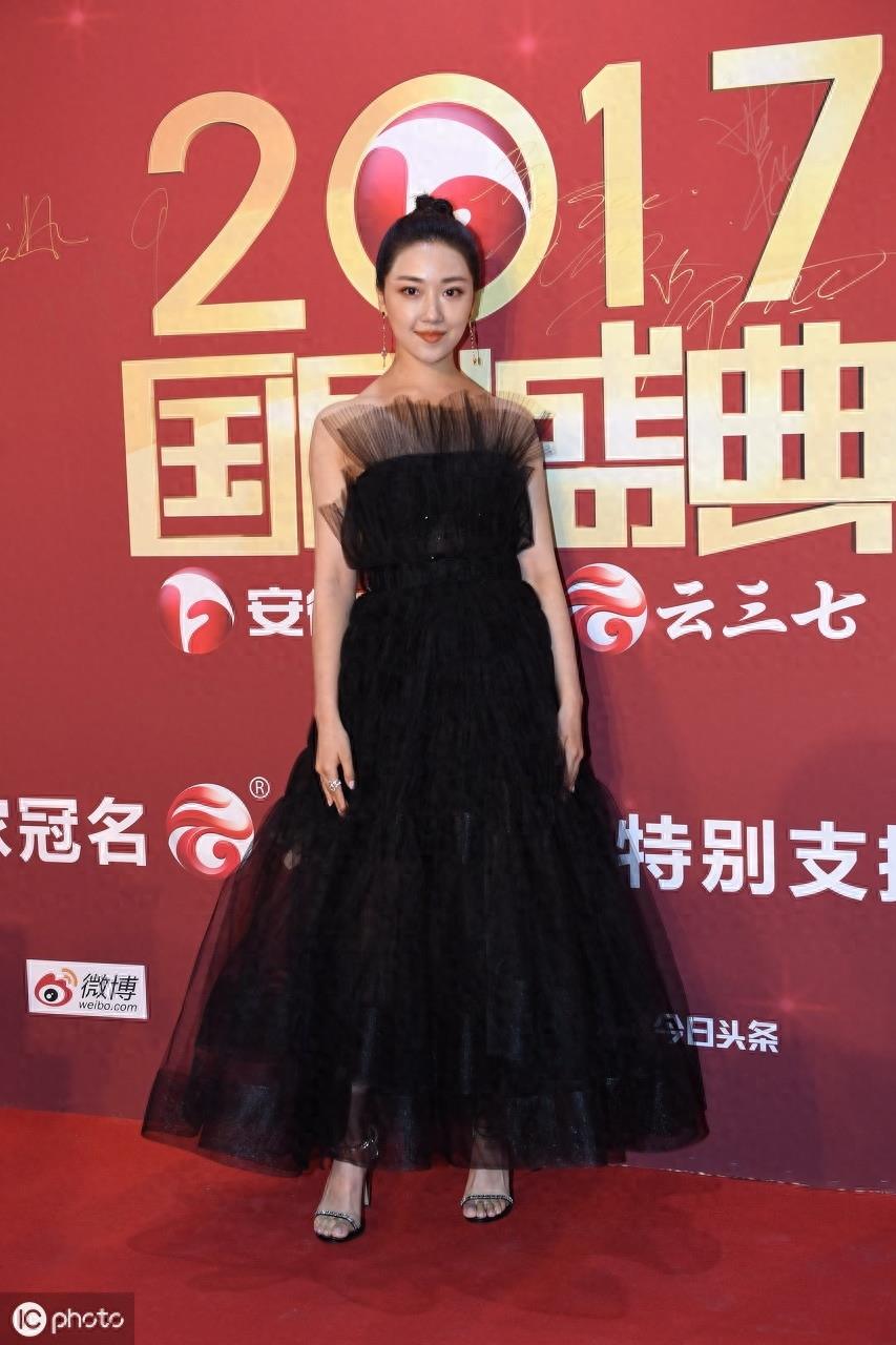 菅纫姿饰演的“罗伊人”是胡歌剧中的女友,剧外的她却不被提及