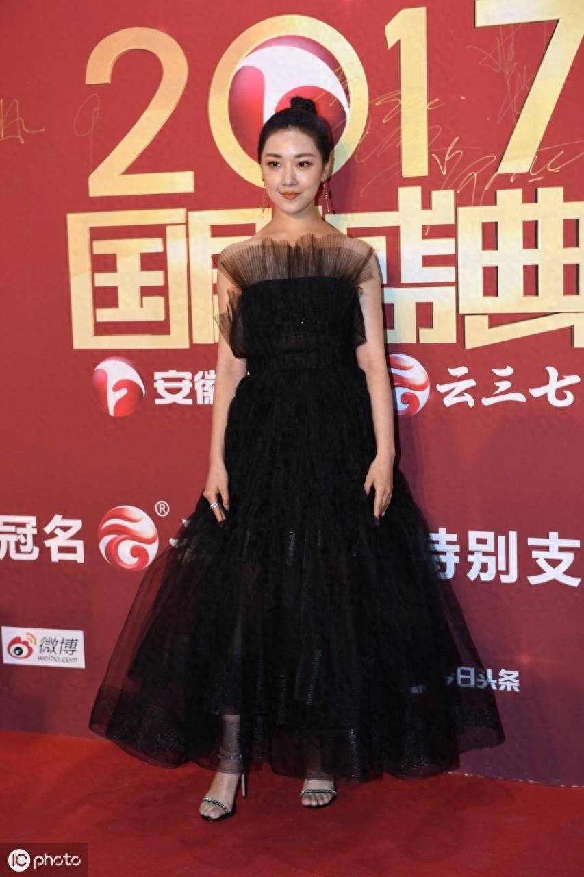 菅纫姿饰演的“罗伊人”是胡歌剧中的女友,剧外的她却不被提及