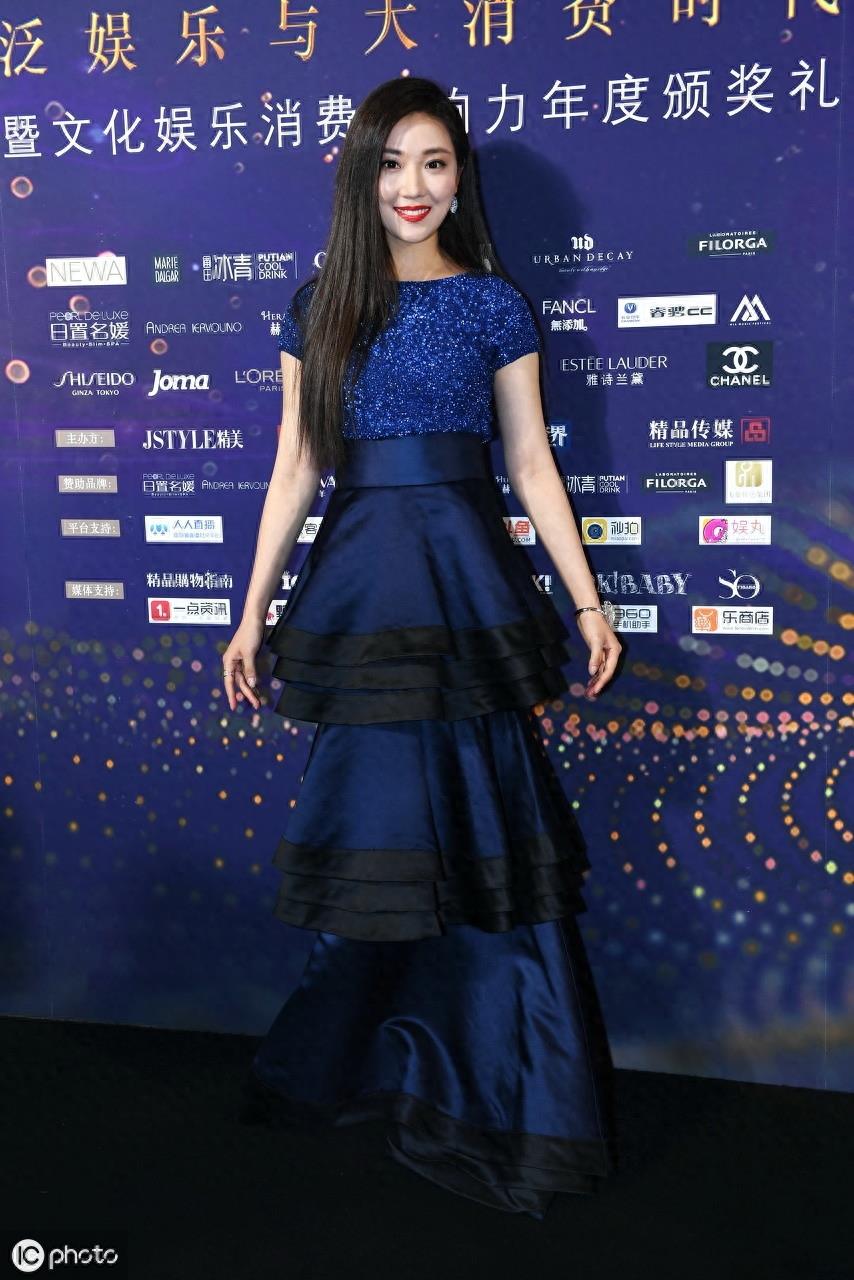 菅纫姿饰演的“罗伊人”是胡歌剧中的女友,剧外的她却不被提及