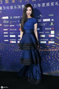 ​菅纫姿饰演的“罗伊人”是胡歌剧中的女友，剧外的她却不被提及