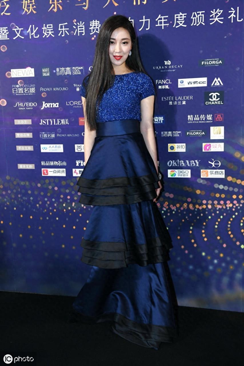 菅纫姿饰演的“罗伊人”是胡歌剧中的女友,剧外的她却不被提及