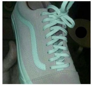 ​鞋子颜色引热议 你看到的是粉白还是灰绿？