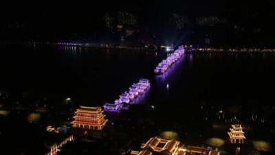 ​航拍初建宋代的潮州湘子桥，光影间演绎千年船桥情，吸引游人无数
