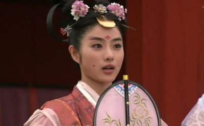 ​日本孝谦天皇风流成性，在位时口碑极差，爱过表哥宠过和尚