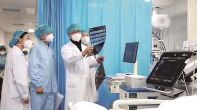 ​襄阳市中心医院急诊重症医学科副主任张露：既是重症尖兵 更是党员先锋