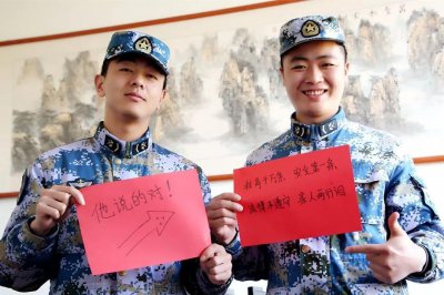 ​在家父子在军队是上下级，父亲给儿子敬礼：军人有军人的规矩