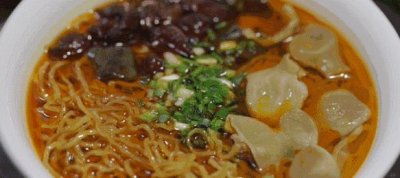 ​10元一份的肠旺面，老板一天卖700碗，每天营业到深夜