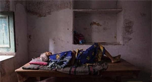 这是一家死亡旅馆,来者都有相同的愿望,两周后还活着就必须离开