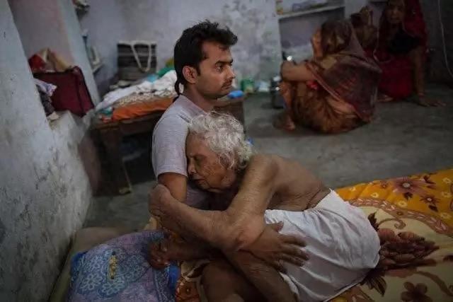 这是一家死亡旅馆,来者都有相同的愿望,两周后还活着就必须离开