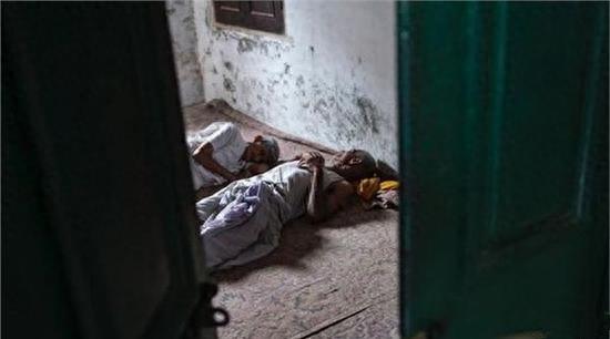 这是一家死亡旅馆,来者都有相同的愿望,两周后还活着就必须离开